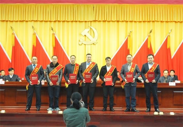 天一美家集團董事長程一先生榮獲“羊山首屆創業能手、羊山招商引資特別貢獻獎”